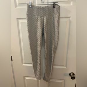 Medium green/gray leggings with scrunch on back. Unknown brand